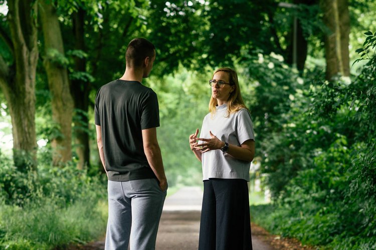 Therapiegespräch zur Behandlung einer Persönlichkeitsstörung Waldwege in der Umgebung der Kliniken werden für Therapiegespräche mit Patienten genutzt