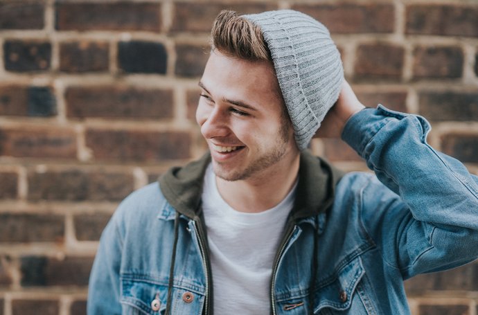 Depression - Jugendlicher vor einer Backsteinwand