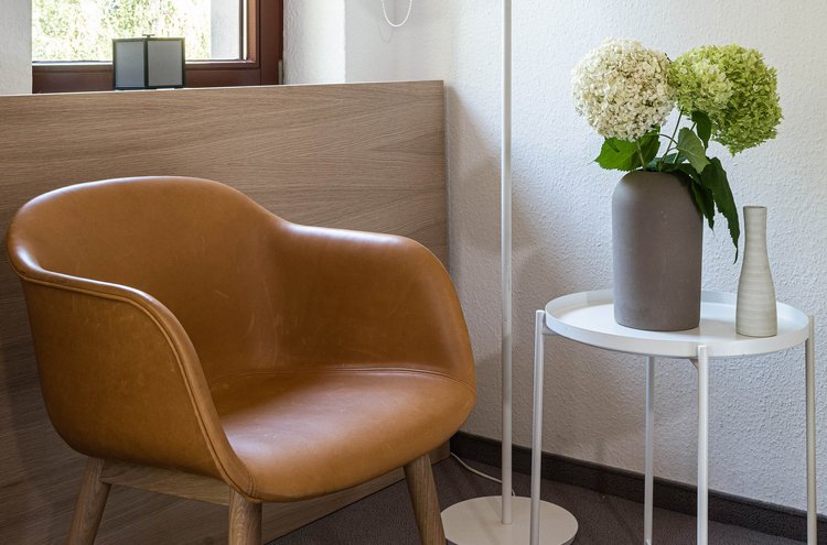 Stuhl mit Tisch und Pflanze