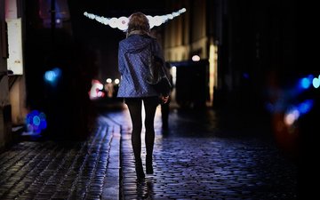 Soziale Phobie, Isolation und ihre Folgen: Risikofaktor für psychische Krankheiten Artikel Angststörungen Frau alleine in dunkeler Straße