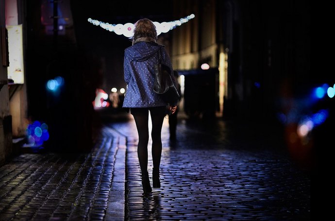 Soziale Phobie, Isolation und ihre Folgen: Risikofaktor für psychische Krankheiten Artikel Angststörungen Frau alleine in dunkeler Straße