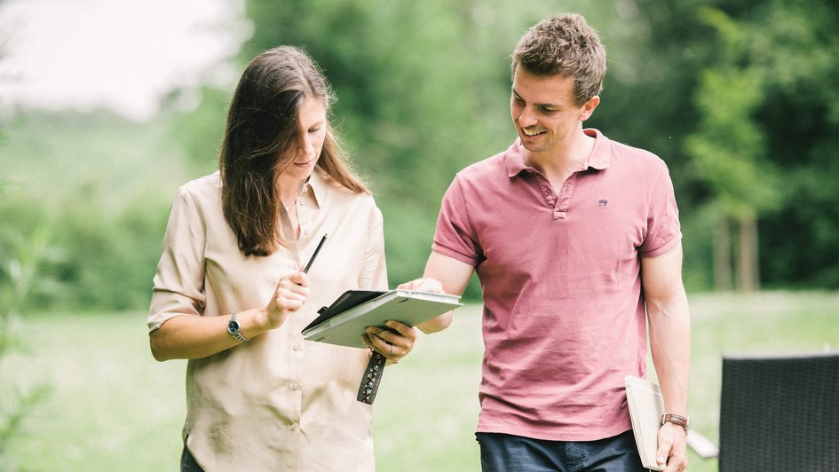 zwei Therapeuten tauschen sich miteinander aus