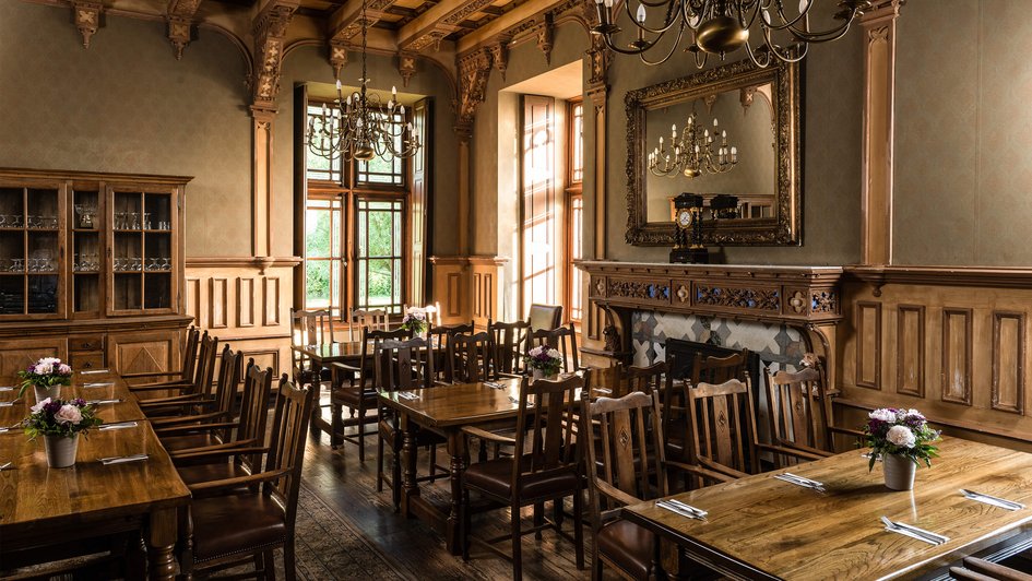 altehrwürdiger historischer Speißesaal im Wasserschlösschen