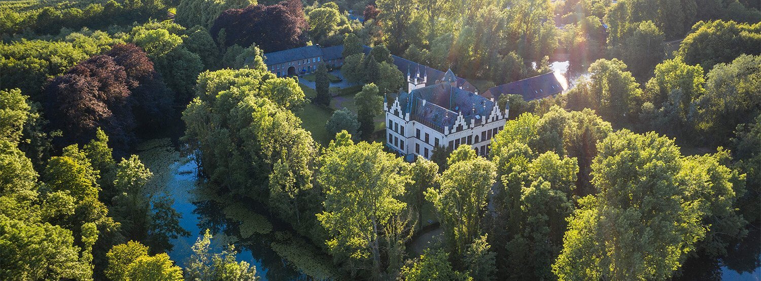 Luftaufnahme der Oberberg Fachklinik Wasserschlösschen mit umgebenden Wald und Wasser