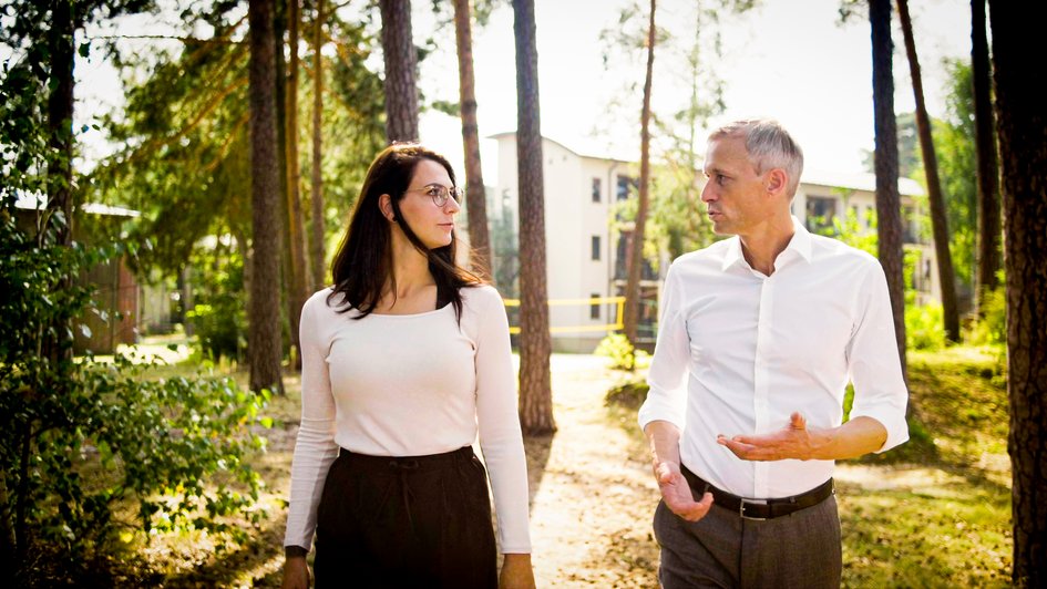 Therapiegespräch bei einem Spaziergang zum Vertrauensaufbau zwischen Patient und Therapeut