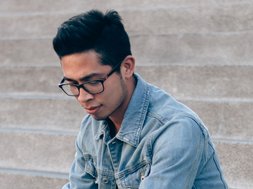 Fußballmuffel - Junger Mann mit Brille und blauem Oberteil