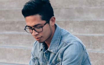 Fußballmuffel - Junger Mann mit Brille und blauem Oberteil