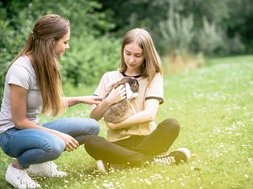 Artikel Schematherapie: Zwei junge Frauen mit einem Hasen