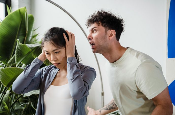 Mann schreit Frau an