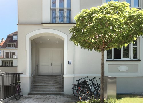 Außenansicht Eingangsbereich Oberberg Tagesklinik München Bogenhausen