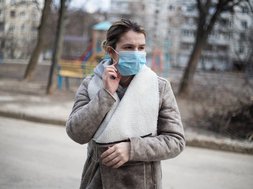 Angst vor Corona - Fakten und Falschmeldungen zu COVID-19 Artikel Entspannung Corona: Frau mit Maske