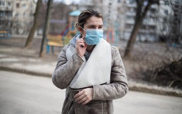Entspannen in Zeiten von Corona Artikel Entspannung Corona: Frau mit Maske