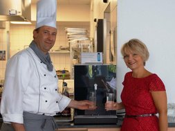 Auf der Höhe der Zeit mit Trinkwasserspendern Artikel Trinkwasserspender: Koch und Frau vor einem Trinkwasserspender