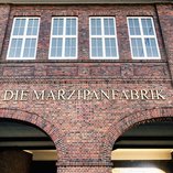 Backsteinfassade mit Schriftzug Marzipanfabrik