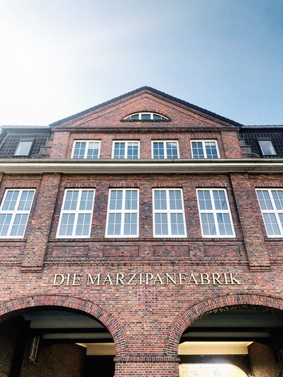Backsteinfassade mit Schriftzug Marzipanfabrik