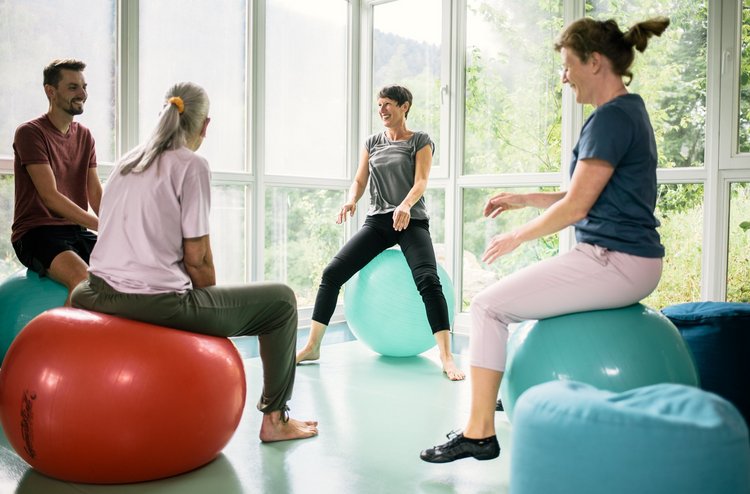 Eine Gruppe auf Gymnastikbällen